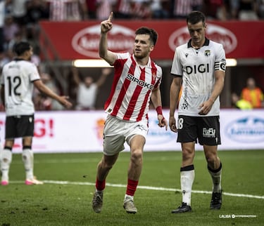 El lateral sportinguista es un auténtico pulmón, siempre defendiendo su parcela atrás, se suma con mucho peligro al ataque y volvió a ver puerta esta temporada.