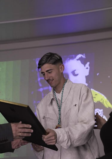 Cenes de la Vega condecora a Dani Requena