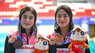 Bronze medallists Mexico's diver Lia Yatzil Cueva Lobato and Mexico's diver Mia Zazil Cueva Lobato pose after the final of the women's 3m springboard synchronised diving event during the 2025 World Aquatics Championships in Singapore on July 29, 2025. (Photo by Fran�ois-Xavier MARIT / AFP)