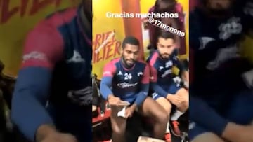 Diego Valdés mostró el cobro de una apuesta a compañeros
