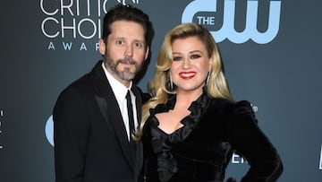 Brandon Blackstock y Kelly Clarkson asisten a los 25th Annual Critics &#039;Choice Awards en Barker Hangar el 12 de enero de 2020 en Santa Monica, California.