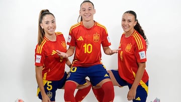 Julia Torres, Rosalía Domínguez y Silvia Cristóbal, posando con la Selección española Sub-17 de cara al Mundial femenino.