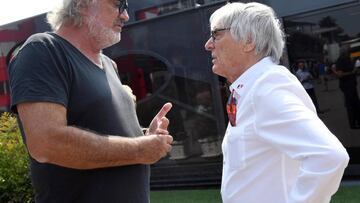 Briatore charla con Ecclestone en Monza.