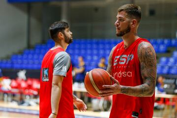 Fran Guerra junto a Rudy Fernández en el entrenamiento de la selección española