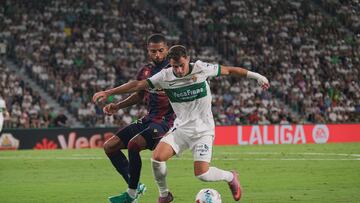 ELCHE (ALICANTE), 29/08/2025.- El centrocampista del Elche Germán Valera (d) pelea un balón con el defensa alemán del Levante Jeremy Toljan durante el partido de la tercera jornada de LaLiga que Elche CF y Levante UD disputan este viernes en el estadio Martínez Valero. EFE/ Pablo Miranzo.