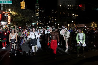 Un grupo de personas disfrazadas participa en el desfile anual de Halloween de Greenwich Village en Manhattan, Nueva York.