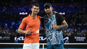 Novak Djokovic y Nick Kyrgios posan tras su entrenamiento de exhibición antes del Open de Australia 2023.