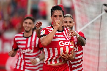 El defensa hispano-colombiano de Cali militó en las filas de cinco equipos de la liga española. Empezó en el filial del Sevilla (2008-11) donde participó en 79 encuentros antes de recalar en el Racing de Santander (2011-12). En el equipo cántabro jugó 26 partidos y anotó 2 goles. Volvió al primer equipo del Sevilla (2012-13) donde tan solo disputó 
 2 partidos y anotó 1 gol. Defendió la camiseta del Sporting de Gijón durante 120 encuentros y marcó 9 goles (2013-16). Tras pasar por el fútbol inglés volvió a España para jugar en el Girona en dos etapas diferentes (2017-19 y 2020-23) donde vistió la camiseta en 174 ocasiones y anotó 8 goles. Jugó en el Espanyol (2019-20) un total de 32 partidos y marcó 3 goles. 