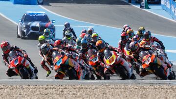 La salida de Moto3 con Rueda al frente del pelotón.