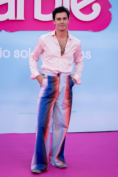 Alfred posa en la alfombra rosa por el pase especial de la película ‘Barbie’ en el Gran Teatro CaixaBank.   
 
 