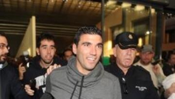 <b>17:25. </b>Reyes llegaba a la estación de Santa Justa para firmar su contrato con el club sevillano.