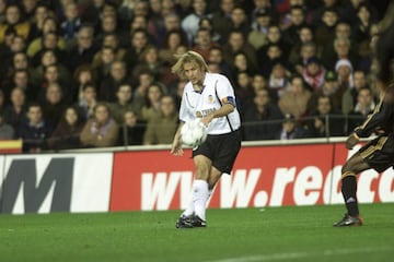 En nueve temporadas como valencianista, Mendieta jugó un total de 305 partidos anotando 59 goles. Alcanzó su cénit futbolístico entre 1999 y 2001, años en los que fue reconocido como uno de los mejores jugadores europeos y en los que lideró un Valencia dos veces fi