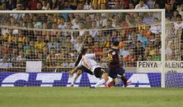 Tercera jornada de la Liga Bbva. Valencia - Barcelona. 0-2. Messi anota el segundo gol.