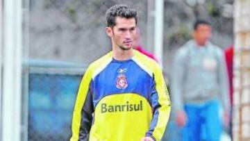 <b>CASI ATADO. </b>Angelo, con la indumentaria de entrenamiento del Internacional de Portoalegre.