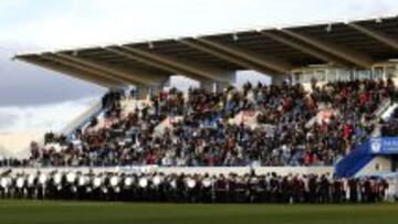 La grada principal de Butarque y la Banda de música de Ohio (Estados Unidos) sobre el césped.