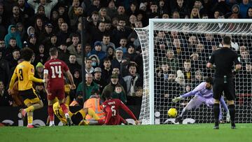 Hee-chan Hwang, jugador del Wolverhampton, anota contra el Liverpool.