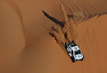 Denis Krotov y Konstantin Zhiltsov durante la sexta etapa del Rally Dakar con un recorrido en Shubaytah, en pleno en Empty Quarter, en Arabia Saudí.