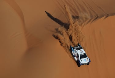 Denis Krotov y Konstantin Zhiltsov durante la sexta etapa del Rally Dakar con un recorrido en Shubaytah, en pleno en Empty Quarter, en Arabia Saudí.