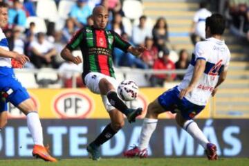 Fútbol, Universidad Católica v Palestino.
Décima fecha, campeonato de Apertura 2015.
El jugador de Palestino, Marcos Riqueleme, izquierda, disputa el balón con Cristian Alvarez de Universidad Católica durante el partido de primera división en el estadio S