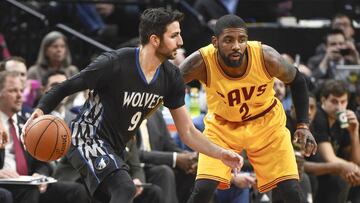 MSP01. MINNEAPOLIS (EE.UU.), 14/02/2017.- El español Ricky Rubio (i) de Minnesota Timberwolves avanza con el balón frente a Kyrie Irving (d) de Cleveland Cavaliers hoy, martes 14 de febrero de 2017, durante un juego de la NBA en Target Center en Minneapolis (EE.UU.). EFE/CRAIG LASSIG