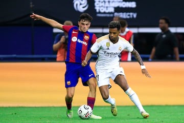 Pedri y Rodrygo durante un momento del encuentro.