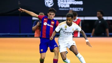 Pedri y Rodrygo durante un momento del encuentro.