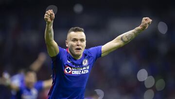Jonathan Rodríguez festeja el título de Cruz Azul