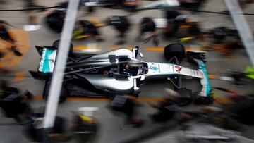 Mec&aacute;nicos de Mercedes practican una parada en boxes durante el GP Malasia 2016.