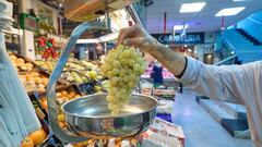 Un vendedor pesa un racimo de uvas en el mercado de Prosperidad, a 31 de diciembre de 2022, en Madrid (España). El consumo en fin de año ha crecido un 87% en los últimos seis años, según se desprende de los datos del VI Informe bankintercard sobre 'Dayketing'. Los que más han incrementado su gasto en los últimos años son los más mayores, los 'seniors', más de un 111%. La 'Generación Plateada' se está incorporando a los patrones de consumo de generaciones anteriores rápidamente.
31 DICIEMBRE 2022;COMPRAS;ECONOMÍA;SOCIEDAD;NOCHEVIEJA;CENA;NAVIDAD
Jesús Hellín   / Europa Press
31/12/2022