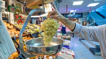 Un vendedor pesa un racimo de uvas en el mercado de Prosperidad, a 31 de diciembre de 2022, en Madrid (España). El consumo en fin de año ha crecido un 87% en los últimos seis años, según se desprende de los datos del VI Informe bankintercard sobre 'Dayketing'. Los que más han incrementado su gasto en los últimos años son los más mayores, los 'seniors', más de un 111%. La 'Generación Plateada' se está incorporando a los patrones de consumo de generaciones anteriores rápidamente.
31 DICIEMBRE 2022;COMPRAS;ECONOMÍA;SOCIEDAD;NOCHEVIEJA;CENA;NAVIDAD
Jesús Hellín   / Europa Press
31/12/2022