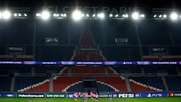 La plantilla y el cuerpo técnico del Atlético en el Parque de los Príncipes. El partido en el alambre.