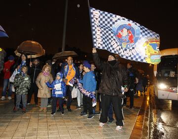 Ni la lluvia ni el frío espantaron las ilusiones de los más de 2000 seguidores del Fuenlabrada que se trasladaron en autobús hasta el Estadio Santiago Bernabéu