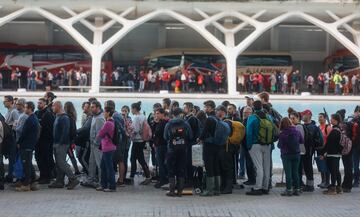 Decenas de voluntarios en la Ciudad de las Artes y las Ciencias, esperando subir a un autobús que los llevará a los municipios afectados.

