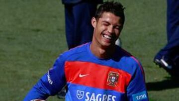 <b>SIEMPRE FELIZ. </b>Ajeno a la decisión de la FIFA, Cristiano estaba así de sonriente ayer.