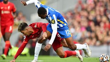Liverpool (United Kingdom), 30/10/2021.- Roberto Firmino (L) of Liverpool in action against Enock Mwepu of Brighton during the English Premier League soccer match between Liverpool FC and Brighton Hove Albion in Liverpool, Britain, 30 October 2021. (Reino