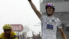 <b>GANADOR. </b>Andy Schleck celebra su triunfo sobre Contador en la mítica cima del Tourmalet.