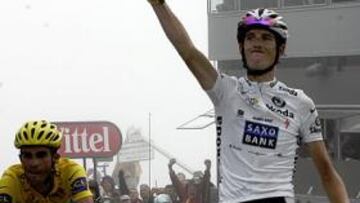 <b>GANADOR. </b>Andy Schleck celebra su triunfo sobre Contador en la mítica cima del Tourmalet.