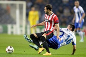 El centrocampista mexicano del Oporto, Héctor Herrera lucha por el balón con el defensa Mikel Balenziaga.