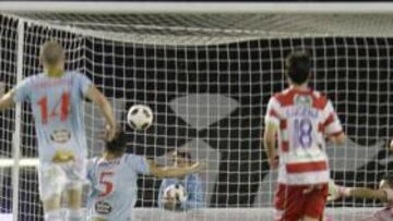 <b>EL GOL. </b>Michu en el momento de conseguir el único tanto de la noche en Balaídos