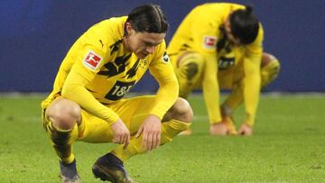 Dortmund's players reacts after the German first division Bundesliga football match Eintracht Frankfurt vs BVB Borussia Dortmund, in Frankfurt, western Germany on December 5, 2020. (Photo by Daniel ROLAND / various sources / AFP) / RESTRICTIONS: DFL