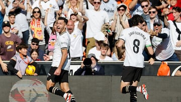 El delantero del Valencia Hugo Duro (i) celebra con su compañero Javi Guerra (i) tras marcar el 1-0 contra el UD Almería, durante su partido de LaLiga disputado este sábado en Mestalla. EFE/ Ana Escobar