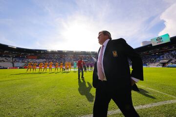 Miguel Herrera durante un partido de los Tigres.