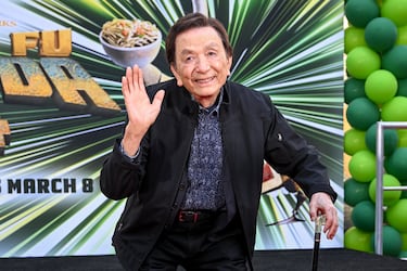James Hong nació el 22 de febrero de 1929 en Minneapolis, Minnesota (EE.UU.). 
Es uno de los actores asiático-americanos más prolíficos de Hollywood, con más de 600 créditos en cine, televisión y doblaje. Ha participado en películas como 'Blade Runner', 'Golpe en la Pequeña China', 'Kung Fu Panda' (como la voz del Sr. Ping) y series como 'Seinfeld' y 'Hawai 5.0'. 

A sus 96 años, sigue activo y con buen humor. En 2022 recibió su estrella en el Paseo de la Fama de Hollywood, y continúa haciendo apariciones públicas con energía y entusiasmo.
