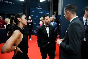 Lionel Messi y su esposa, Antonella Roccuzzo, charlando con Robert Lewandowski.