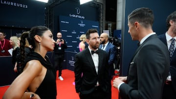 Lionel Messi y su esposa, Antonella Roccuzzo, charlando con Robert Lewandowski.
