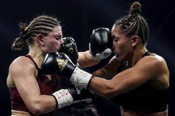 La alemana Verena Kaiser (izquierda) y la francesa Estelle Yoka-Mossely, en pleno intercambio de golpes durante el combate del peso ligero de la Organización Internacional de Boxeo (IBO), que tuvo lugar en el H Arena de Nantes a puerta cerrada. La campeona Yoka-Mossely retuvo su título al vencer a la alemana a los puntos.