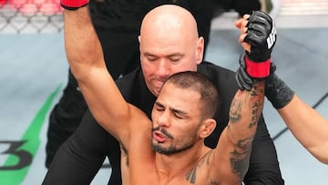 Alexandre Pantoja con su cinturón de campeón del peso mosca.