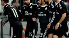 Los jugadores del Madrid celebran la victoria en Almer&iacute;a.