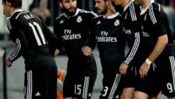 Los jugadores del Madrid celebran la victoria en Almer&iacute;a.