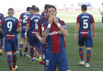 Morales celebra un gol ante el Granada. / David González